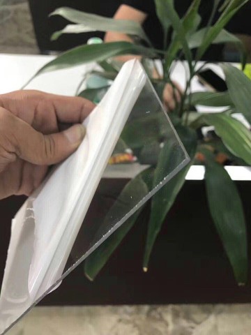拱形屋頂上的采光帶老化變黃該怎么辦？