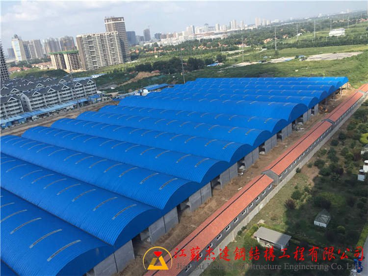 山東濰坊十甲農(nóng)貿(mào)市場無梁拱制作安裝工程拱形屋頂現(xiàn)場圖