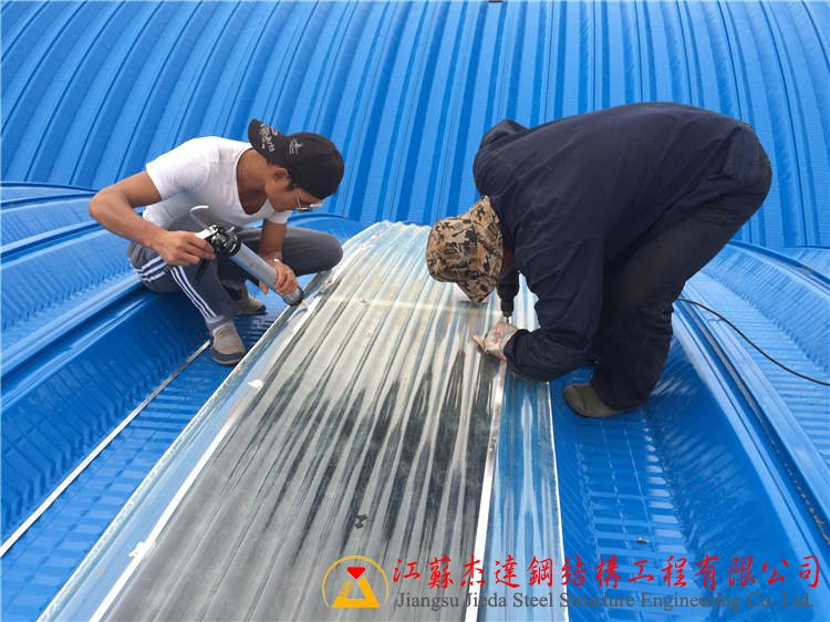 拱形屋頂上部使用FRP采光帶山東濰坊十甲農(nóng)貿(mào)市場(chǎng)天窗采光帶施工