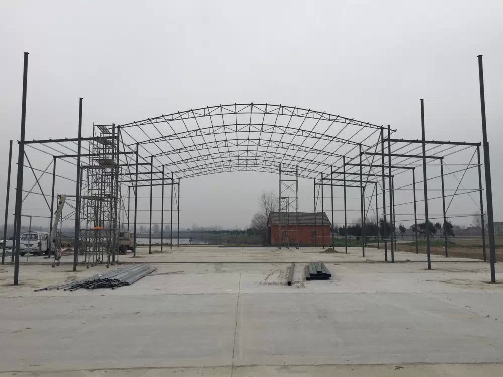 建湖沿河磚窯廠鋼結(jié)構(gòu)工程建湖縣沿河鎮(zhèn)磚窯廠大棚施工現(xiàn)場(chǎng)
