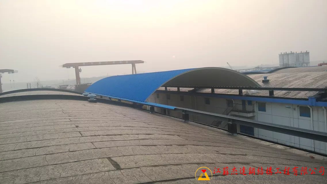 揚(yáng)州糧庫(kù)倉(cāng)間罩棚新建工程揚(yáng)州糧庫(kù)拱形屋頂工程現(xiàn)場(chǎng)圖片2
