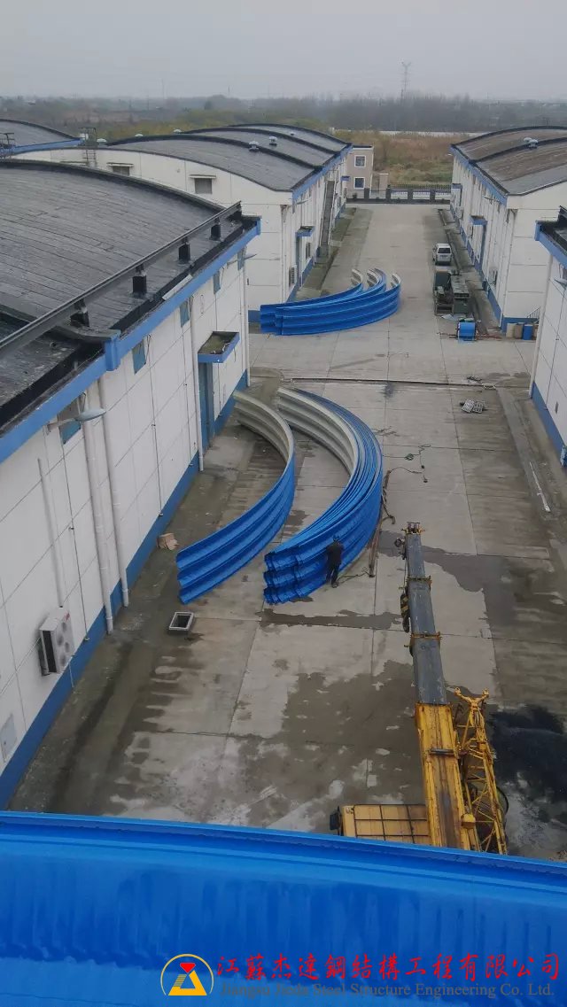 揚(yáng)州糧庫(kù)倉(cāng)間罩棚新建工程揚(yáng)州糧庫(kù)拱形屋頂工程現(xiàn)場(chǎng)圖片4
