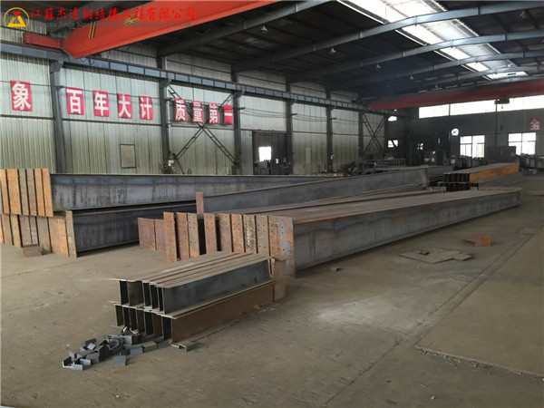 鹽城穎西汽車零部件有限公司鋼結(jié)構(gòu)工程施工團(tuán)隊作業(yè)現(xiàn)場