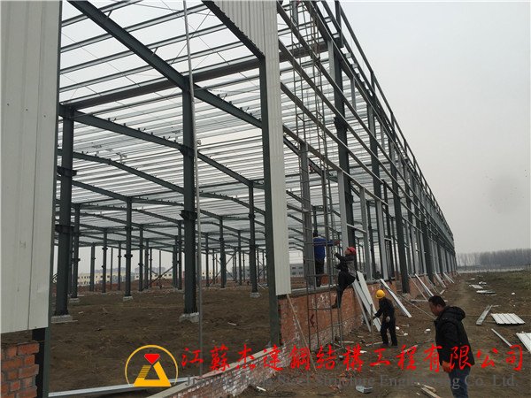鹽城沙金石油連跨全鋼結(jié)構(gòu)施工近況[2016.2]鋼結(jié)構(gòu)焊接施工現(xiàn)場