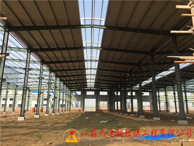 鹽城沙金石油連跨全鋼結(jié)構(gòu)施工近況雙層屋面瓦吊裝與鋪蓋 鹽城沙金石油連跨全鋼結(jié)構(gòu)施工近況雙層屋面瓦吊裝與鋪蓋