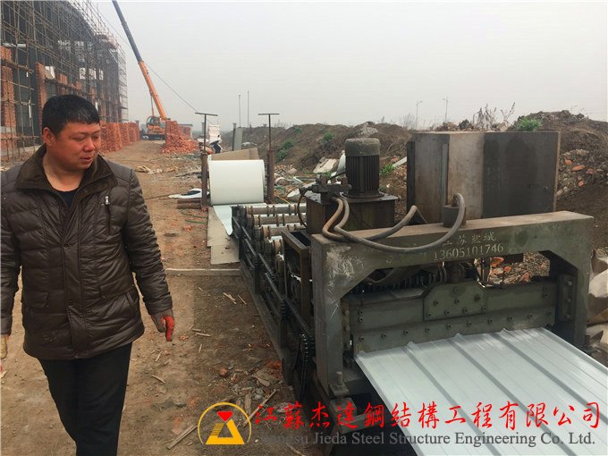 鹽城沙金石油連跨全鋼結(jié)構(gòu)施工近況鋼結(jié)構(gòu)屋面下層瓦壓制 鹽城沙金石油連跨全鋼結(jié)構(gòu)施工近況鋼結(jié)構(gòu)屋面下層瓦壓制