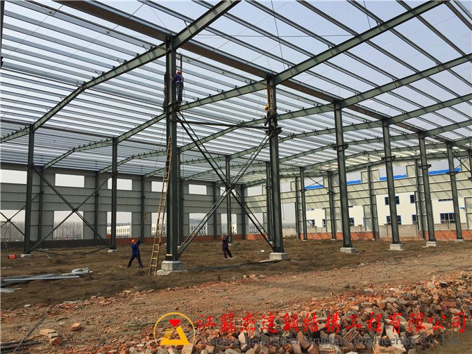 鹽城沙金石油連跨全鋼結(jié)構(gòu)施工近況柱間支撐焊接過程 鹽城沙金石油連跨全鋼結(jié)構(gòu)施工近況柱間支撐焊接過程