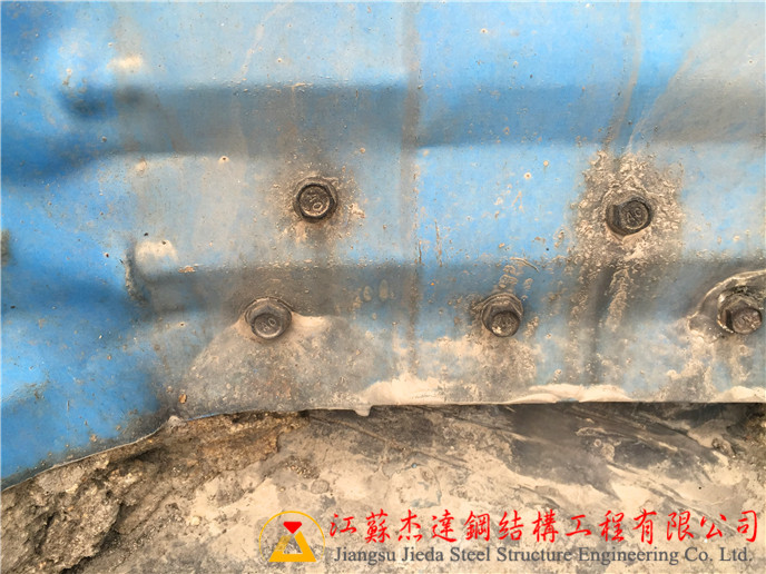 拱形屋頂拆舊換新項(xiàng)目腐爛坍塌的拱形屋頂4 拱形屋頂拆舊換新項(xiàng)目腐爛坍塌的拱形屋頂4