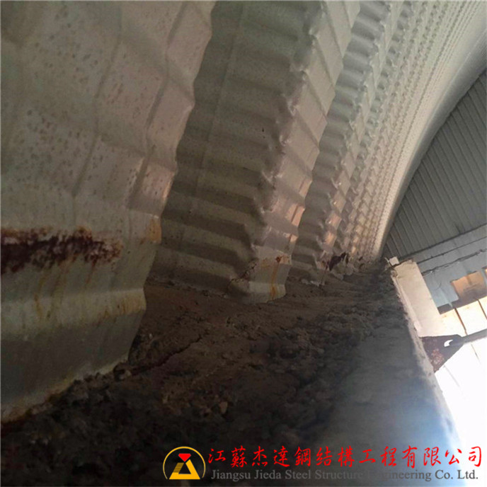 拱形屋頂拆舊換新項(xiàng)目腐爛坍塌的拱形屋頂15 拱形屋頂拆舊換新項(xiàng)目腐爛坍塌的拱形屋頂15