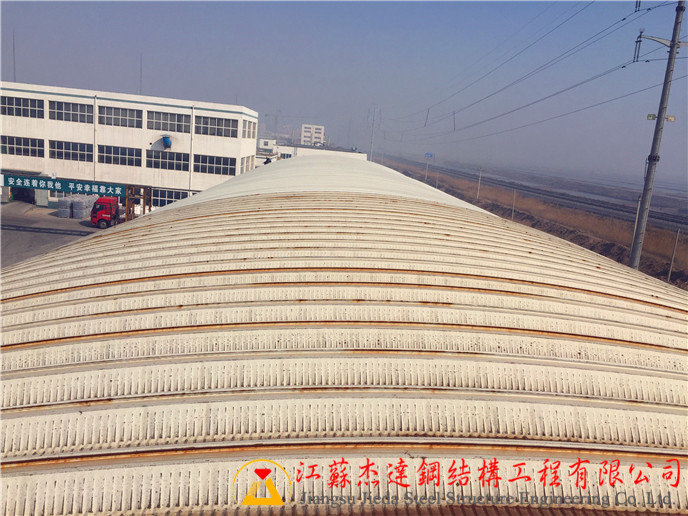 山東濰坊化工廠翻新工程拱形屋頂拆換現(xiàn)場 山東濰坊化工廠翻新工程拱形屋頂拆換現(xiàn)場