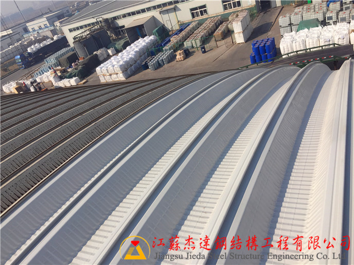 山東濰坊化工廠翻新工程新拱形屋頂鋼結(jié)構(gòu)安裝 山東濰坊化工廠翻新工程新拱形屋頂鋼結(jié)構(gòu)安裝