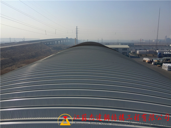 山東濰坊化工廠翻新工程拱形屋頂拆換施工現(xiàn)場 山東濰坊化工廠翻新工程拱形屋頂拆換施工現(xiàn)場