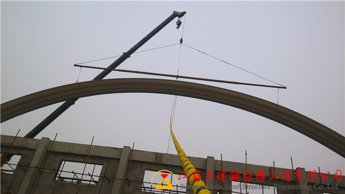 大跨度（25m~38m跨）拱形屋頂鋼結(jié)構(gòu)拱形屋頂焊接施工現(xiàn)場