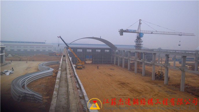 大跨度（25m~38m跨）拱形屋頂大型拱形屋頂鋼結(jié)構(gòu)施工現(xiàn)場