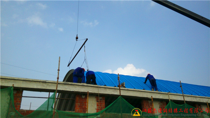 小跨度（8~20m跨度）拱形屋頂鋼結(jié)構(gòu)拱形屋頂施工現(xiàn)場(chǎng)