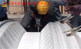 拱形屋頂壓型設(shè)備：1000-700型1000-700型號(hào)金屬拱形屋頂設(shè)備側(cè)面圖