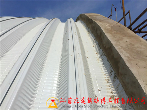 拱形屋頂山墻使用磚混結(jié)構(gòu)壓邊磚混結(jié)構(gòu)拱形屋頂山墻施工現(xiàn)場局部