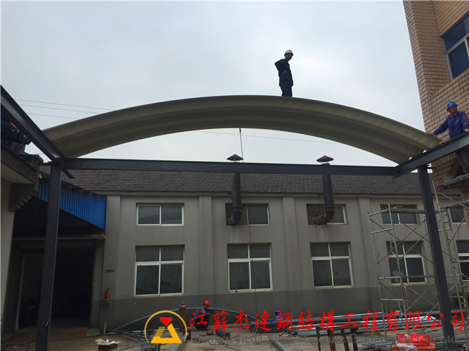 揚(yáng)州江都電子廠小跨度拱形屋頂揚(yáng)州江都電子廠小跨度拱形屋頂施工現(xiàn)場(chǎng)