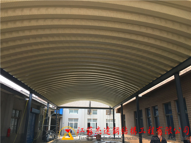 揚(yáng)州江都電子廠小跨度拱形屋頂預(yù)制拱形屋頂彎板運(yùn)輸現(xiàn)場(chǎng)