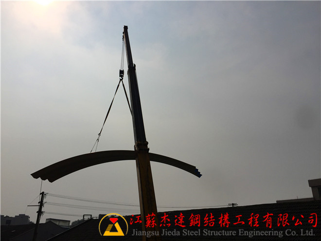 揚(yáng)州江都電子廠小跨度拱形屋頂?shù)跹b設(shè)備配合拱形屋頂安裝