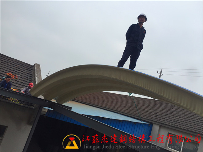 揚(yáng)州江都電子廠小跨度拱形屋頂安裝完成的拱形屋頂局部