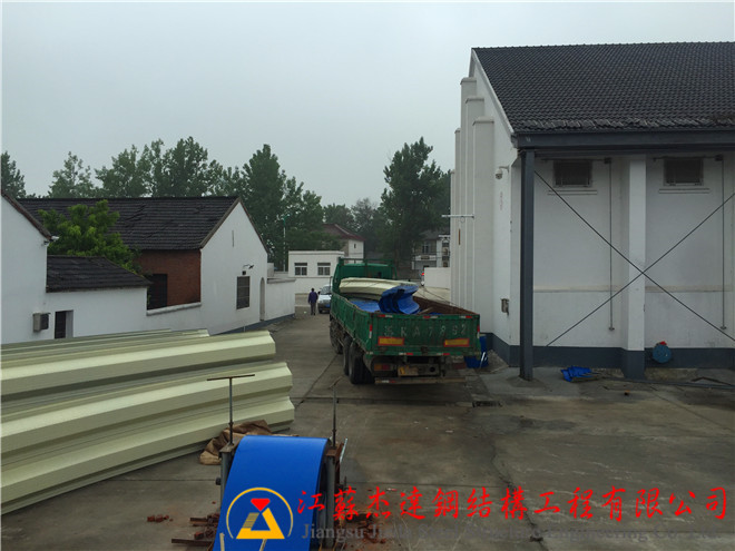 揚(yáng)州江都電子廠小跨度拱形屋頂施工現(xiàn)場(chǎng)全景展示
