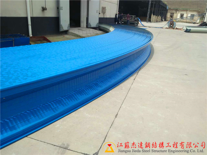 揚(yáng)州市邗江區(qū)公道糧庫倉間罩棚工程江蘇揚(yáng)州倉間罩棚拱形屋頂施工現(xiàn)場