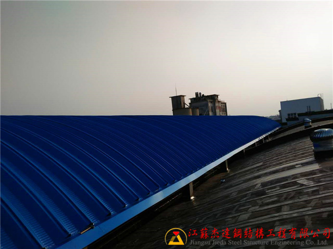 揚(yáng)州市邗江區(qū)公道糧庫倉間罩棚工程江蘇揚(yáng)州倉間罩棚拱形屋頂施工現(xiàn)場