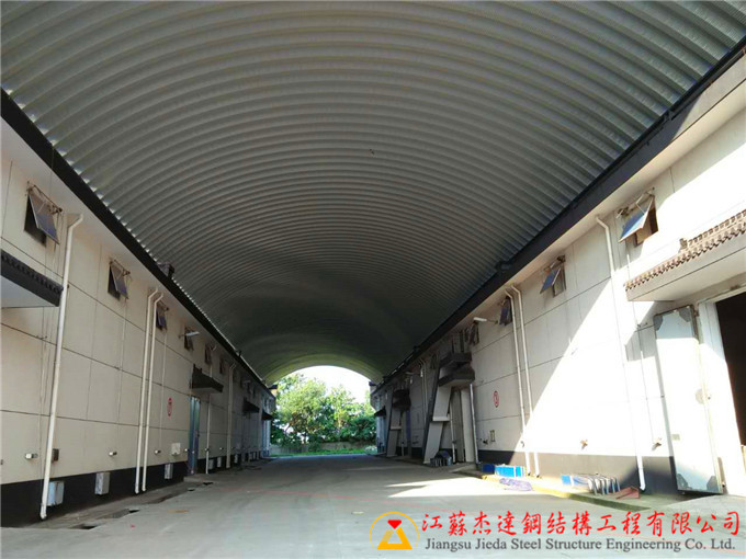 揚(yáng)州市邗江區(qū)公道糧庫倉間罩棚工程江蘇揚(yáng)州倉間罩棚拱形屋頂內(nèi)部結(jié)構(gòu)