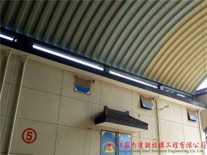 拱形屋頂彩鋼板底面噴涂防腐油漆拱形屋頂噴涂防腐油漆現(xiàn)場(chǎng)