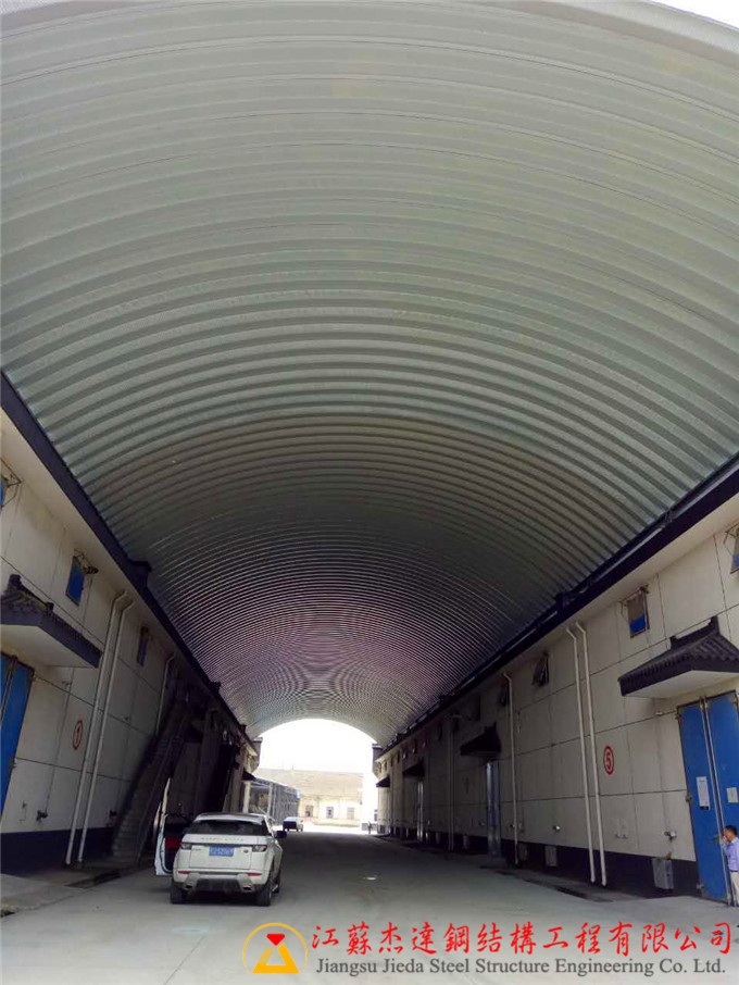 拱形屋頂彩鋼板底面噴涂防腐油漆拱形屋頂防腐噴涂完成