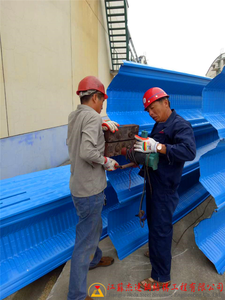 江蘇鹽城建湖糧庫無梁拱罩棚施工無梁拱形屋頂組瓦過程