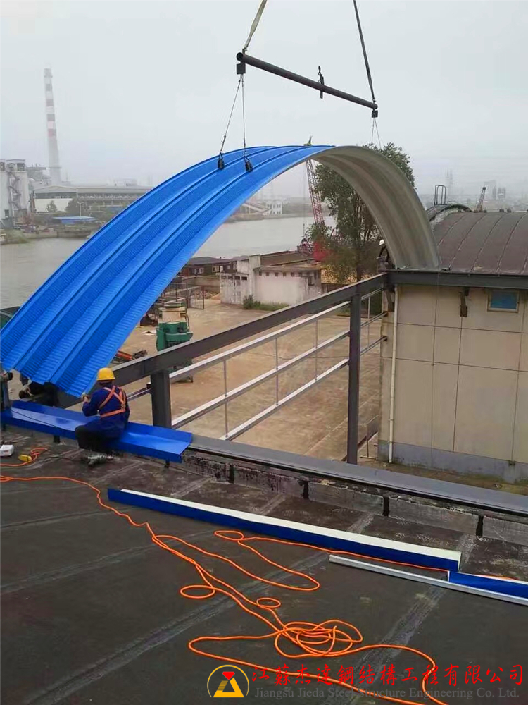 江蘇鹽城建湖糧庫無梁拱罩棚施工拱形屋頂?shù)跹b階段圖片