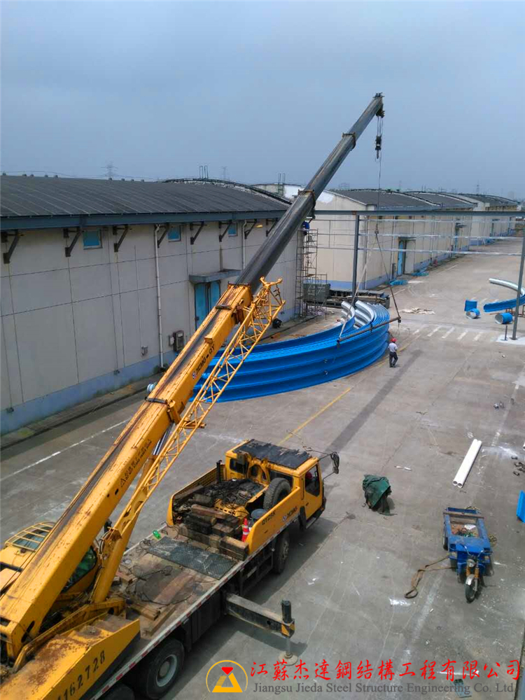 江蘇鹽城建湖糧庫無梁拱罩棚施工吊車安裝拱形屋頂圖片