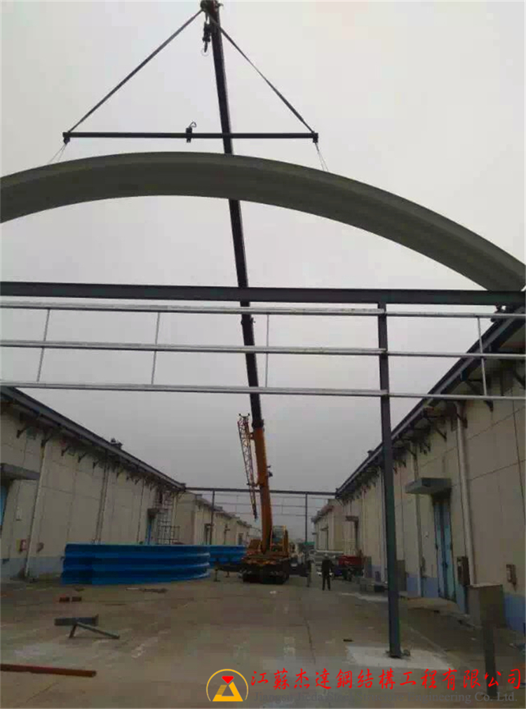 江蘇鹽城建湖糧庫無梁拱罩棚施工拱形屋頂?shù)跹b第一塊實拍圖