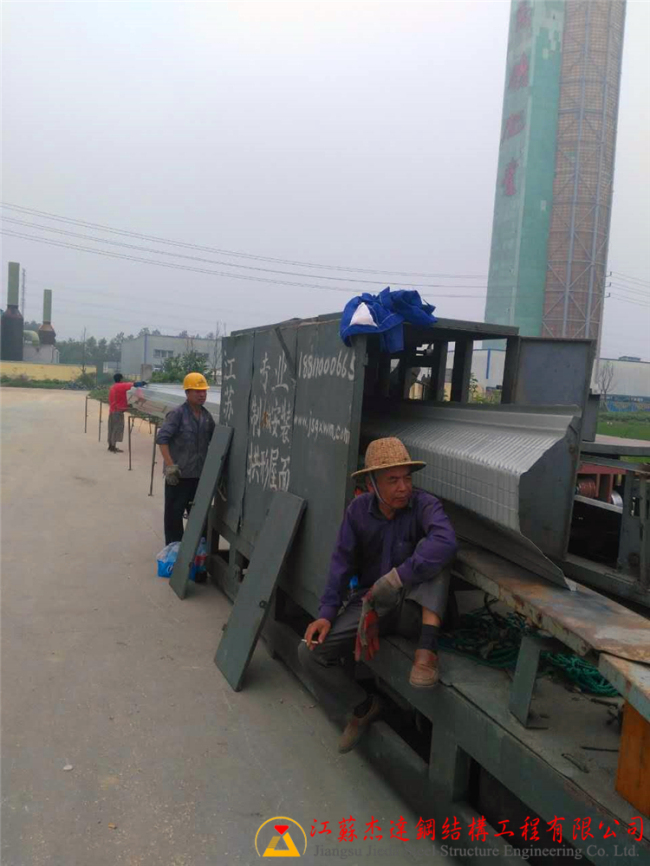 江蘇鹽城便倉糧庫倉間罩棚施工鹽城市便倉糧庫人員出拱形屋頂瓦
