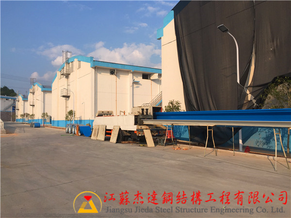 福建光澤K-SPAN倉間罩棚工程彩板壓制加工現(xiàn)場