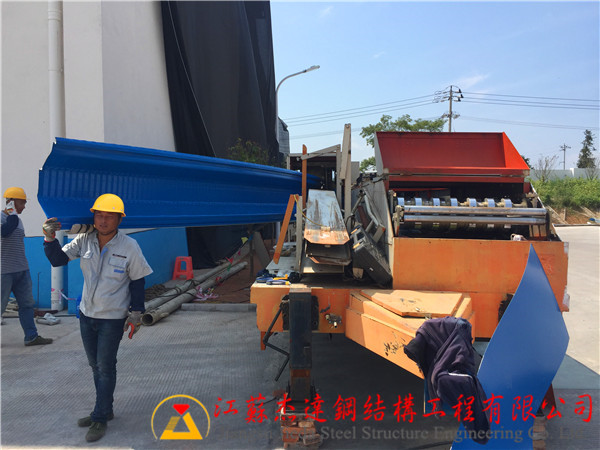 福建光澤K-SPAN倉間罩棚工程彩鋼結(jié)構(gòu)出瓦過程