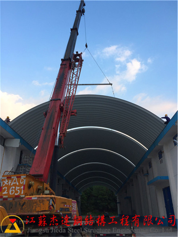 福建光澤K-SPAN倉間罩棚工程拱形屋頂?shù)跹b施工現(xiàn)場