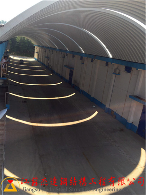 福建光澤K-SPAN倉間罩棚工程完成的拱形屋頂結(jié)構(gòu)