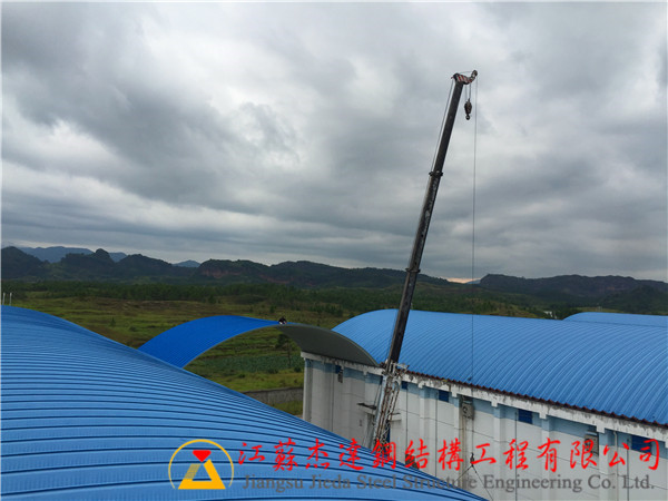 江西贛州寧都縣倉間罩棚項目江西拱形屋頂?shù)跹b中