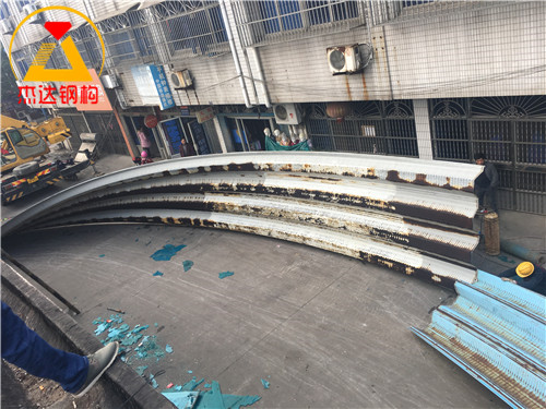 瓦片卸至地面