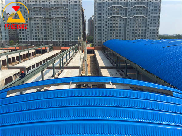 拱形屋頂使用中空間隔式FPR采光帶拱形屋頂?shù)跹b施工現(xiàn)場(chǎng)