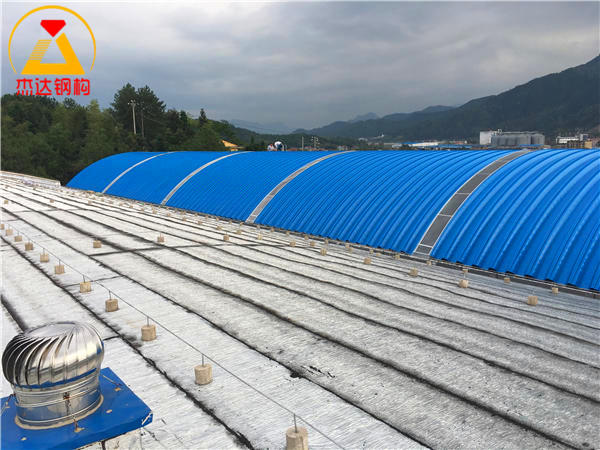 拱形屋頂使用通長式PC采光帶拱形屋頂倉間罩棚安裝完畢