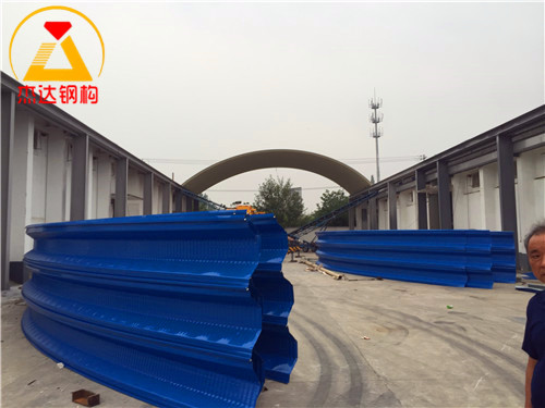 拱形屋頂下部使用門(mén)式鋼結(jié)構(gòu)門(mén)式鋼結(jié)構(gòu)拱形屋頂細(xì)節(jié)