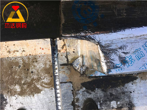 拱形屋頂圈梁處架設(shè)H鋼作為支座H鋼與水泥站柱間距示意圖