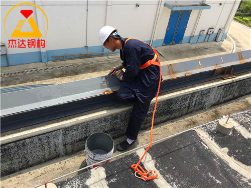 天溝邊放置H鋼作為拱形屋頂支座拱形屋頂下部H鋼焊接細(xì)節(jié)展示