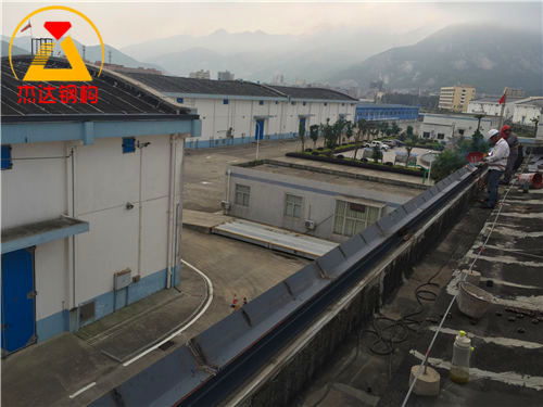天溝邊放置H鋼作為拱形屋頂支座拱形屋頂托板焊接節(jié)點(diǎn)