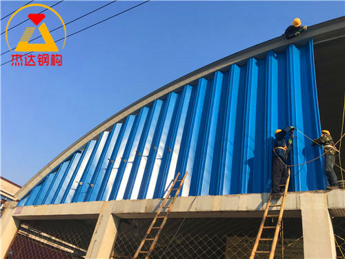 拱形屋頂610型直板山墻江蘇常州圩塘菜市場拱形屋頂施工現(xiàn)場