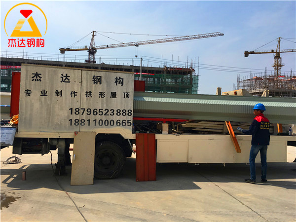 江蘇徐州睢寧直屬庫(kù)倉(cāng)間罩棚工程拱形屋頂出瓦現(xiàn)場(chǎng)